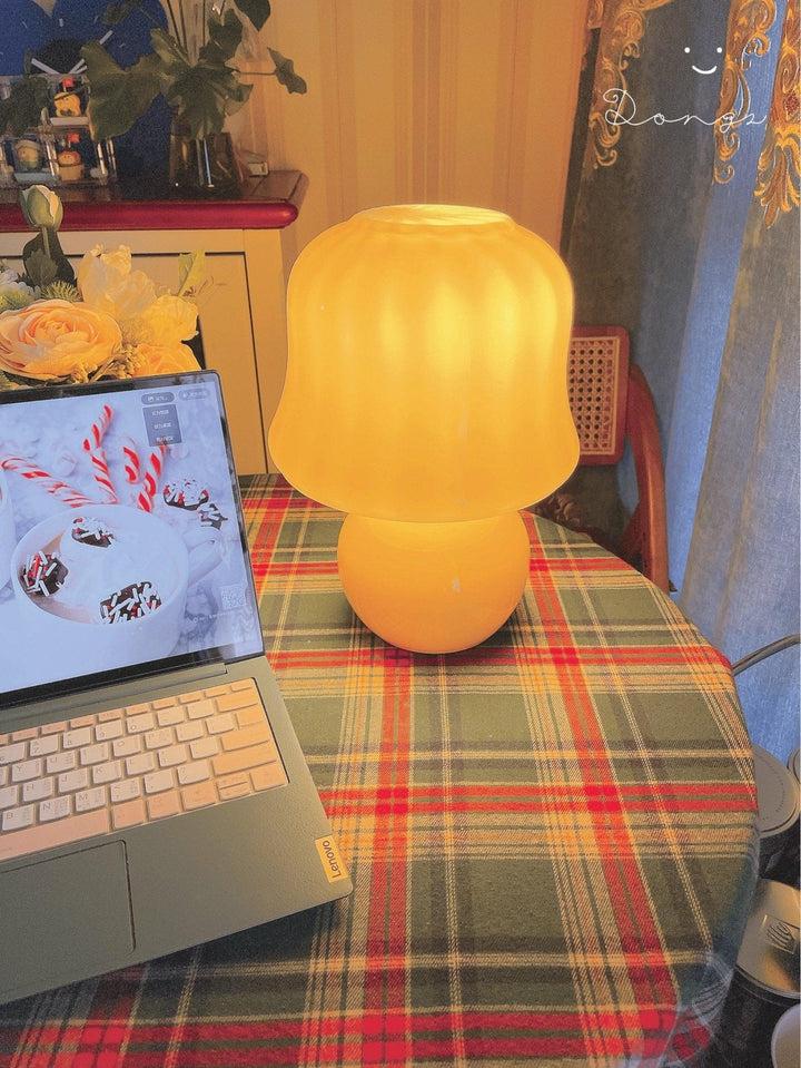Kremowa Lampa Stołowa z Grzybkiem