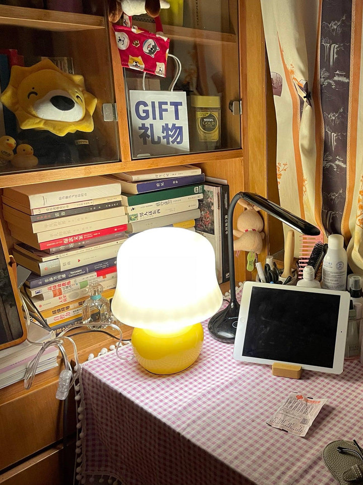 Kremowa Lampa Stołowa z Grzybkiem