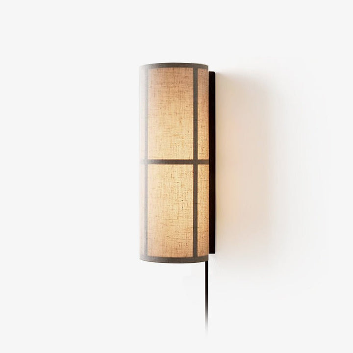 Lampa ścienna z cylindrycznym kloszem z tkaniny i wtyczką