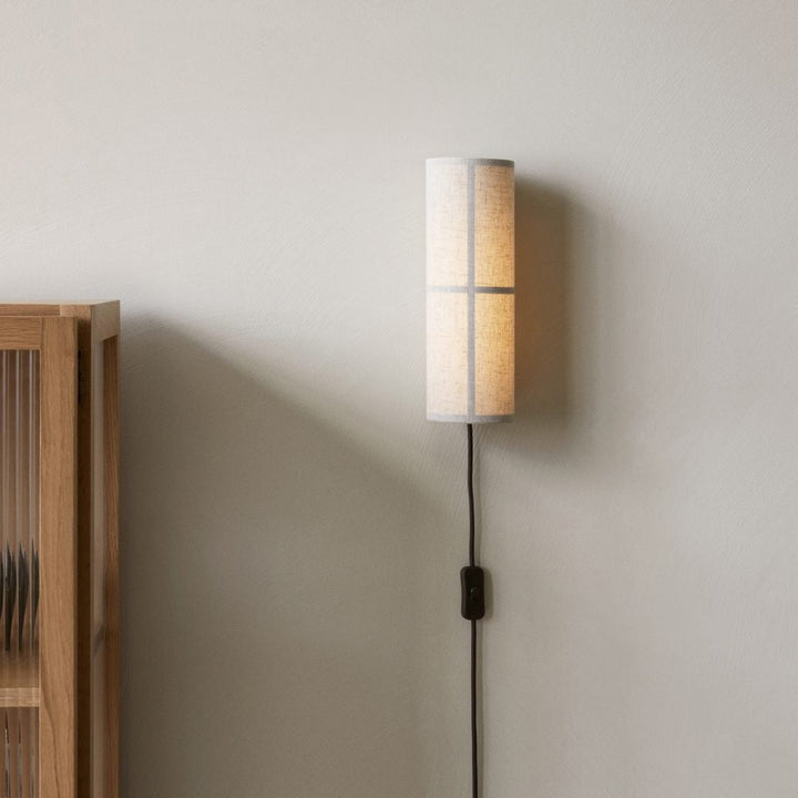 Lampa ścienna z cylindrycznym kloszem z tkaniny i wtyczką