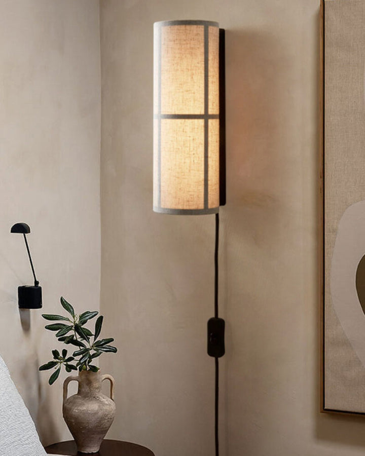 Lampa ścienna z cylindrycznym kloszem z tkaniny i wtyczką