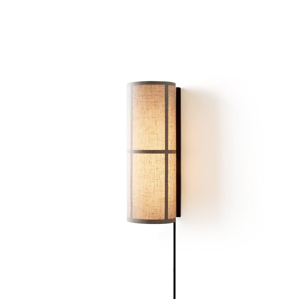 Lampa ścienna z cylindrycznym kloszem z tkaniny i wtyczką