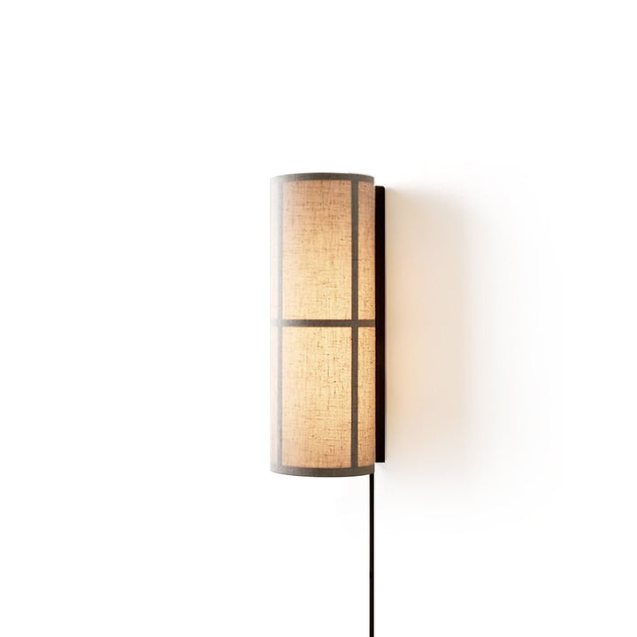 Lampa ścienna z cylindrycznym kloszem z tkaniny i wtyczką