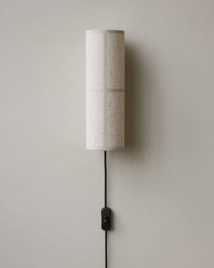 Lampa ścienna z cylindrycznym kloszem z tkaniny i wtyczką