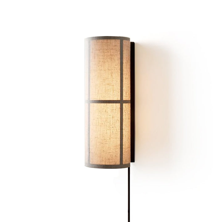 Lampa ścienna z cylindrycznym kloszem z tkaniny i wtyczką