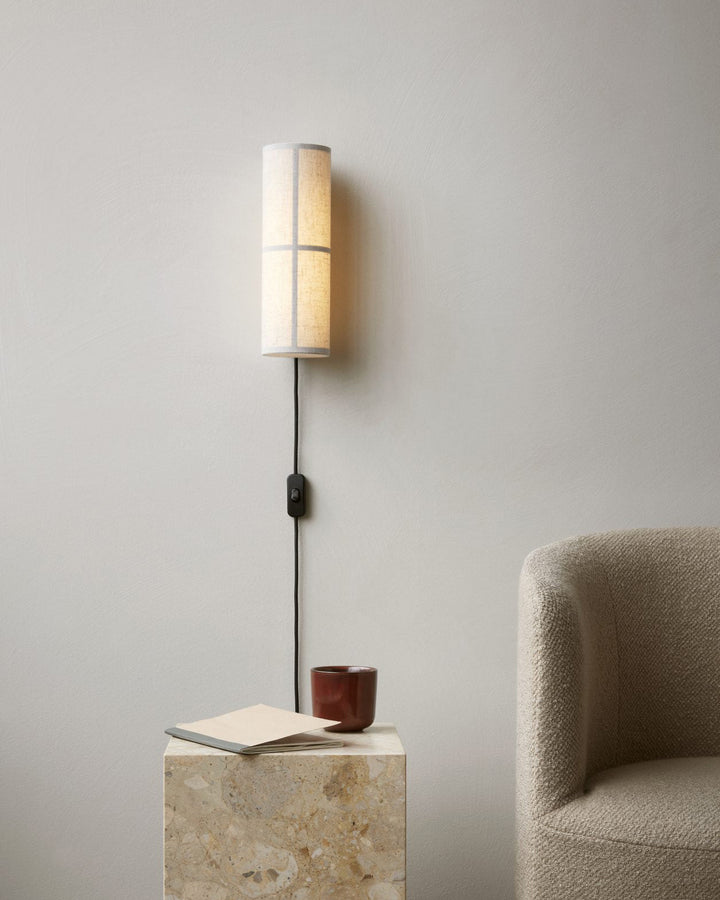 Lampa ścienna z cylindrycznym kloszem z tkaniny i wtyczką
