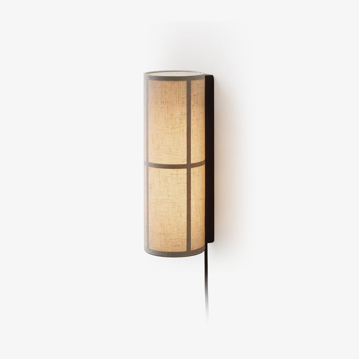 Lampa ścienna z cylindrycznym kloszem z tkaniny i wtyczką