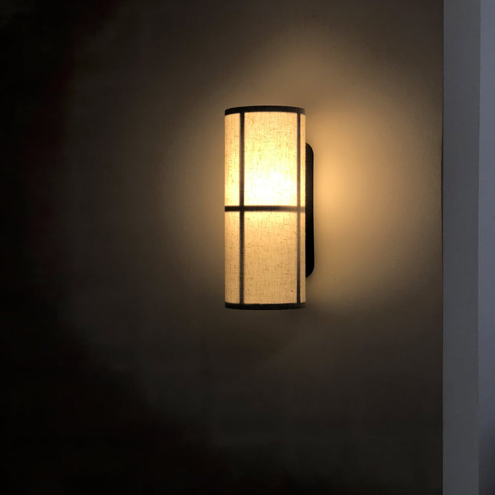 Lampa ścienna z cylindrycznym kloszem z tkaniny i wtyczką
