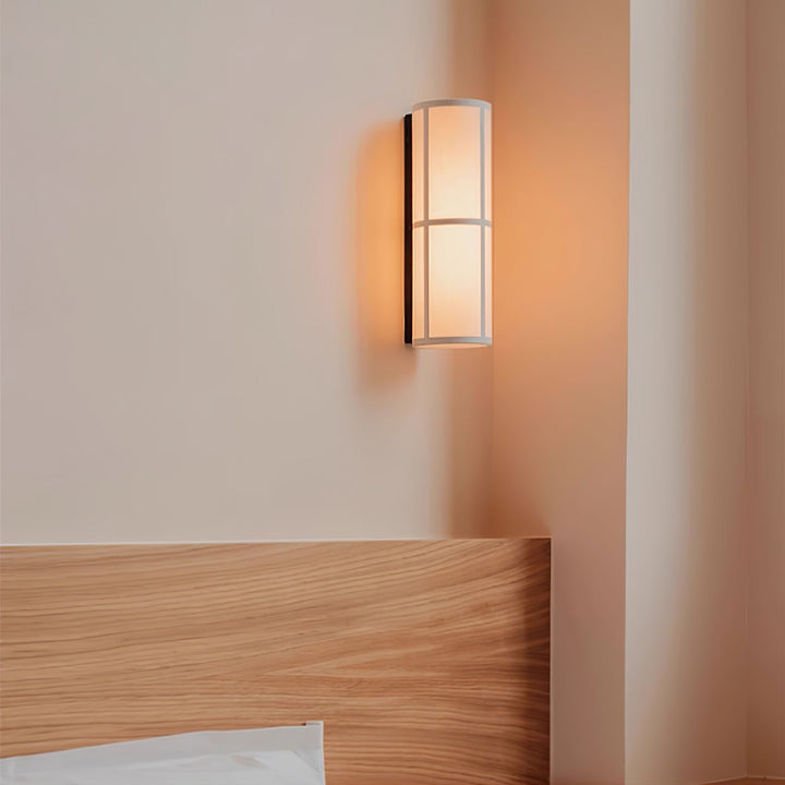 Lampa ścienna z cylindrycznym kloszem z tkaniny i wtyczką