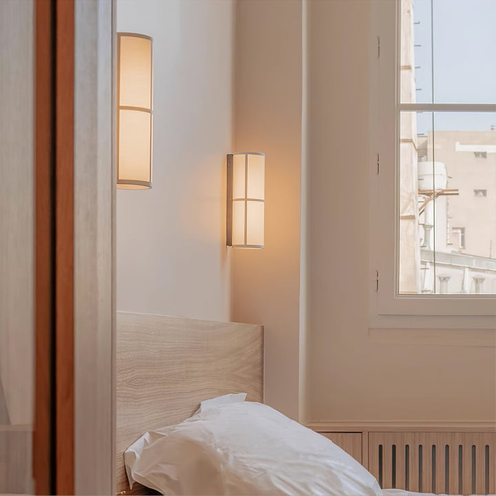 Lampa ścienna z cylindrycznym kloszem z tkaniny i wtyczką