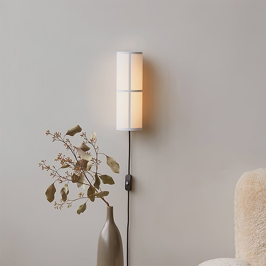 Lampa ścienna z cylindrycznym kloszem z tkaniny i wtyczką