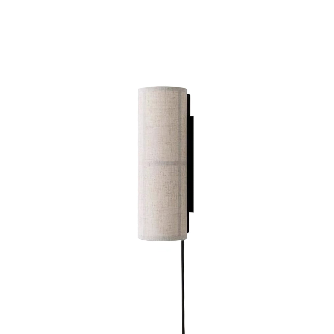 Lampa ścienna z cylindrycznym kloszem z tkaniny i wtyczką