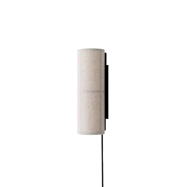Lampa ścienna z cylindrycznym kloszem z tkaniny i wtyczką