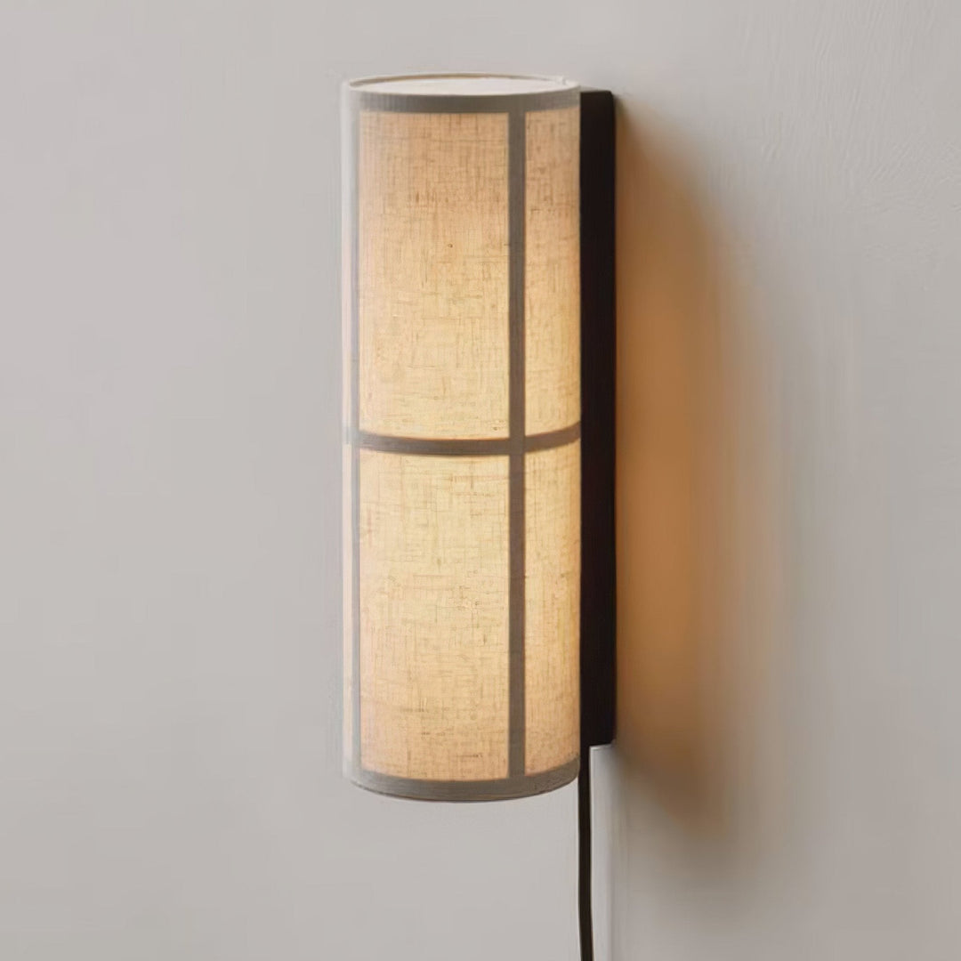 Lampa ścienna z cylindrycznym kloszem z tkaniny i wtyczką