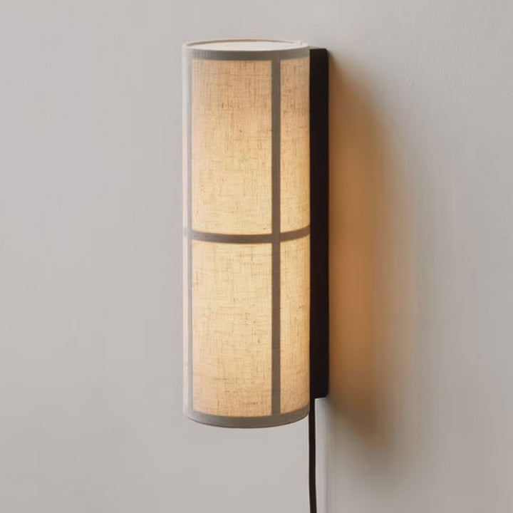 Lampa ścienna z cylindrycznym kloszem z tkaniny i wtyczką