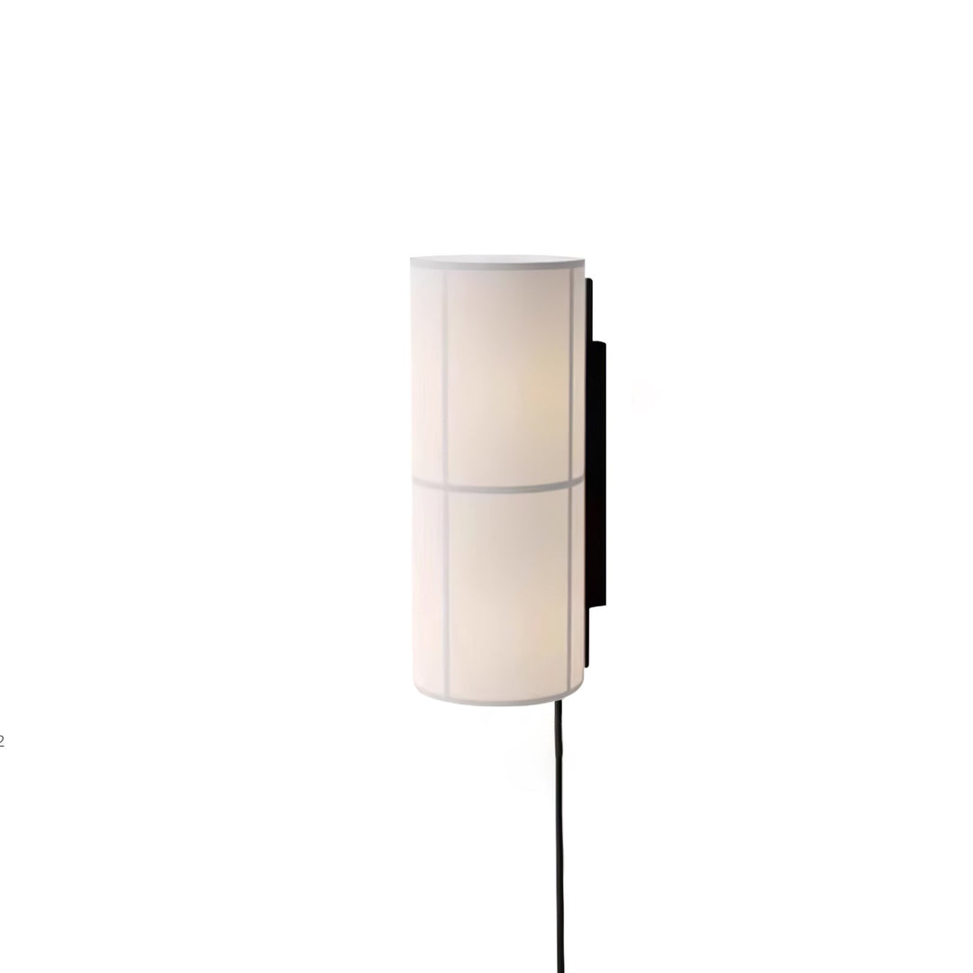 Lampa ścienna z cylindrycznym kloszem z tkaniny i wtyczką