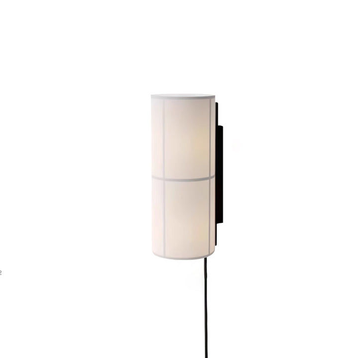 Lampa ścienna z cylindrycznym kloszem z tkaniny i wtyczką