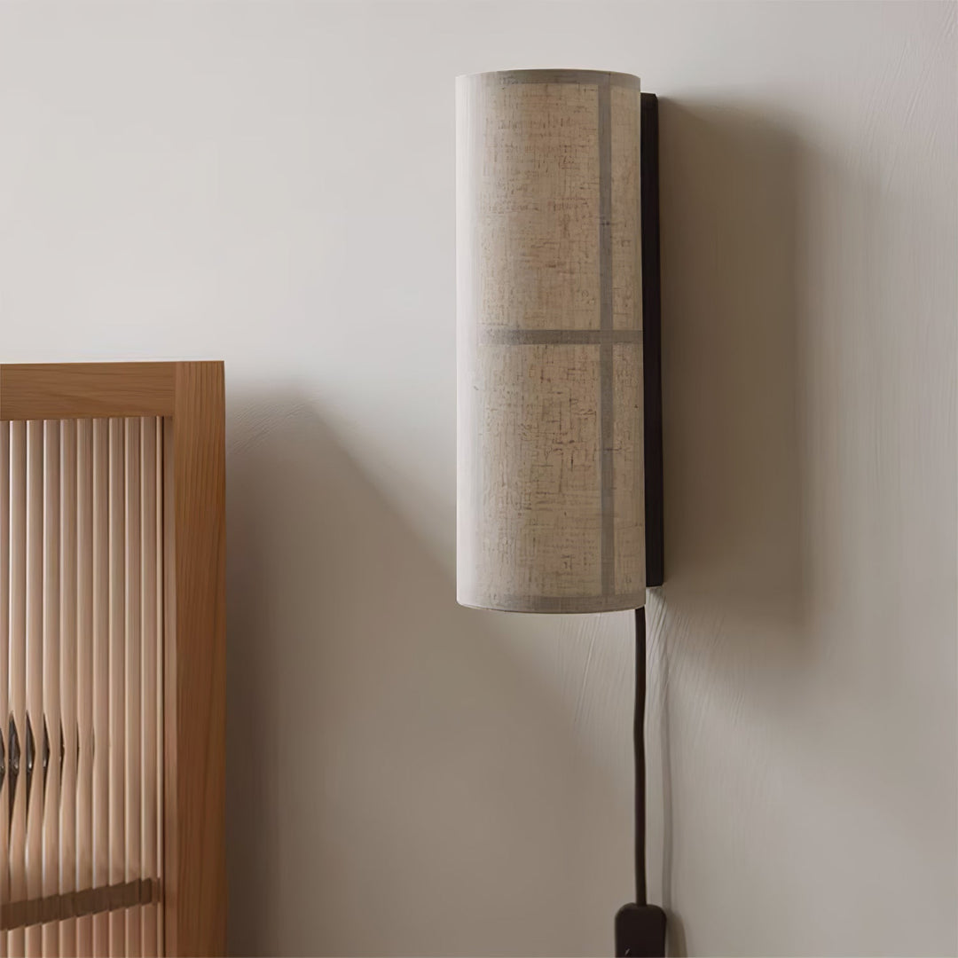 Lampa ścienna z cylindrycznym kloszem z tkaniny i wtyczką