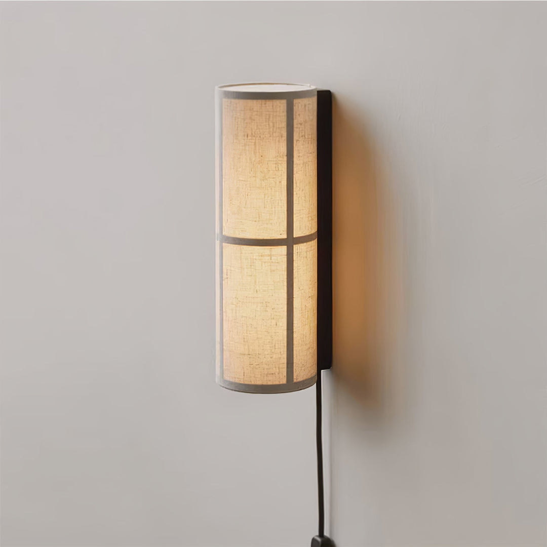 Lampa ścienna z cylindrycznym kloszem z tkaniny i wtyczką