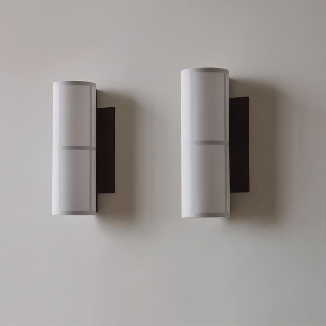 Lampa ścienna z cylindrycznym kloszem z tkaniny i wtyczką