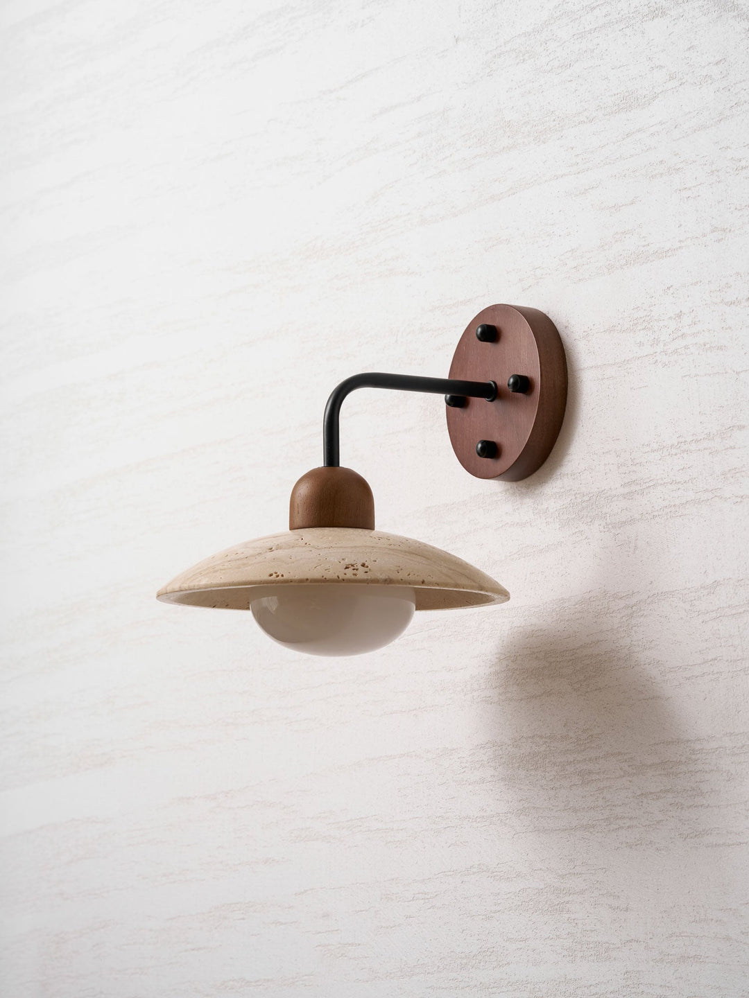 Lampa ścienna z ramieniem w kształcie kopuły