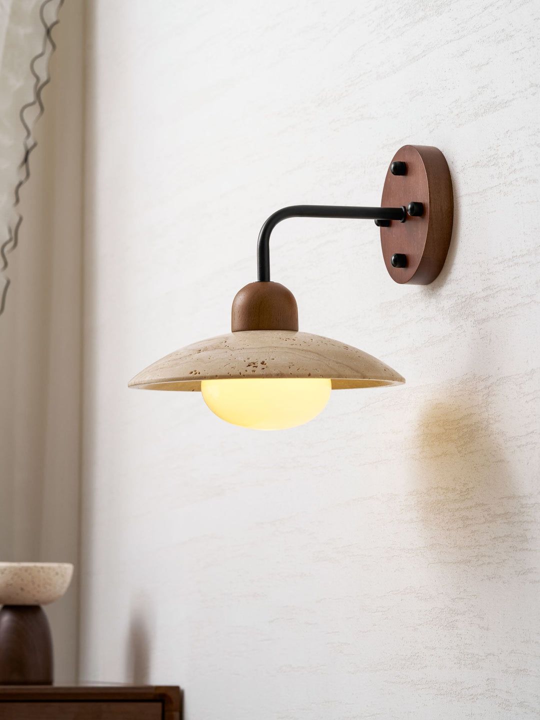 Lampa ścienna z ramieniem w kształcie kopuły