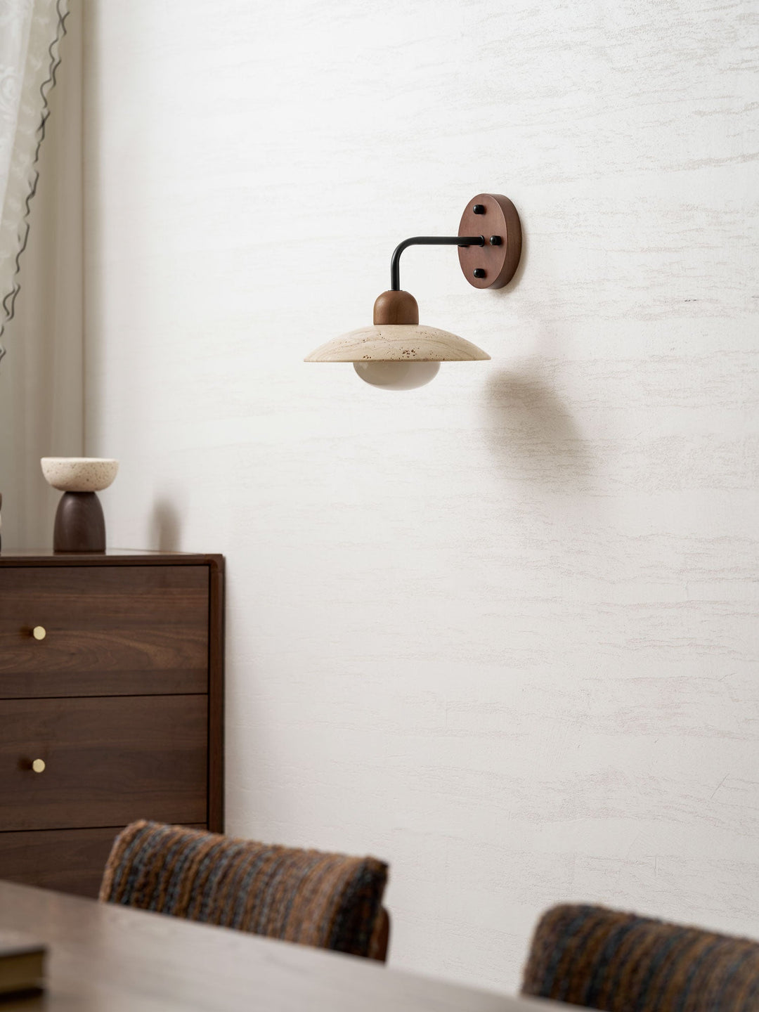 Lampa ścienna z ramieniem w kształcie kopuły