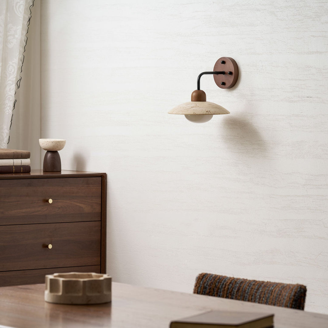 Lampa ścienna z ramieniem w kształcie kopuły