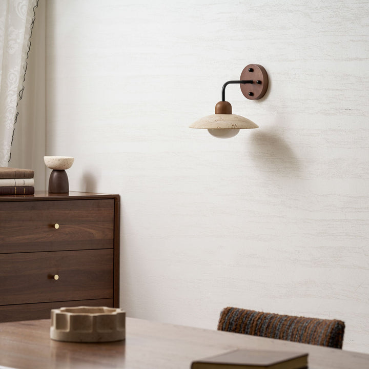 Lampa ścienna z ramieniem w kształcie kopuły