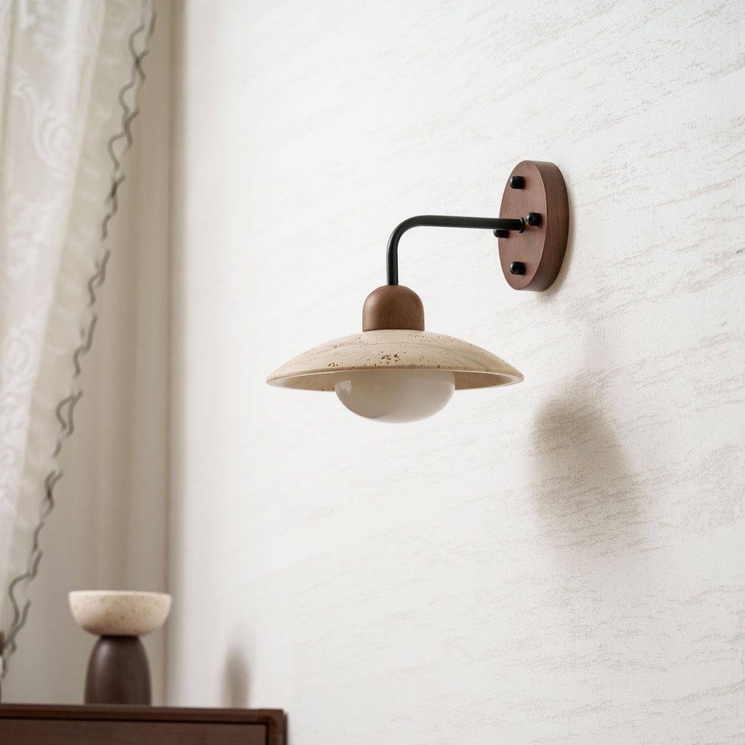 Lampa ścienna z ramieniem w kształcie kopuły