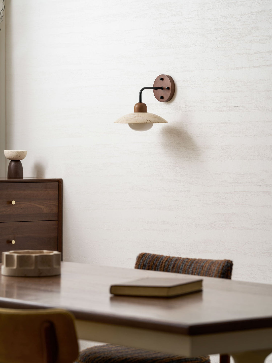 Lampa ścienna z ramieniem w kształcie kopuły