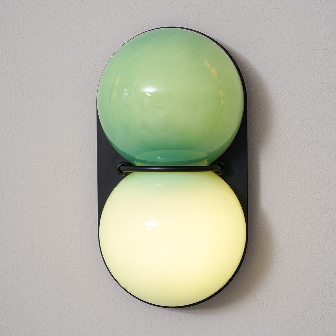 Lampa ścienna z dwoma szklanymi kulami