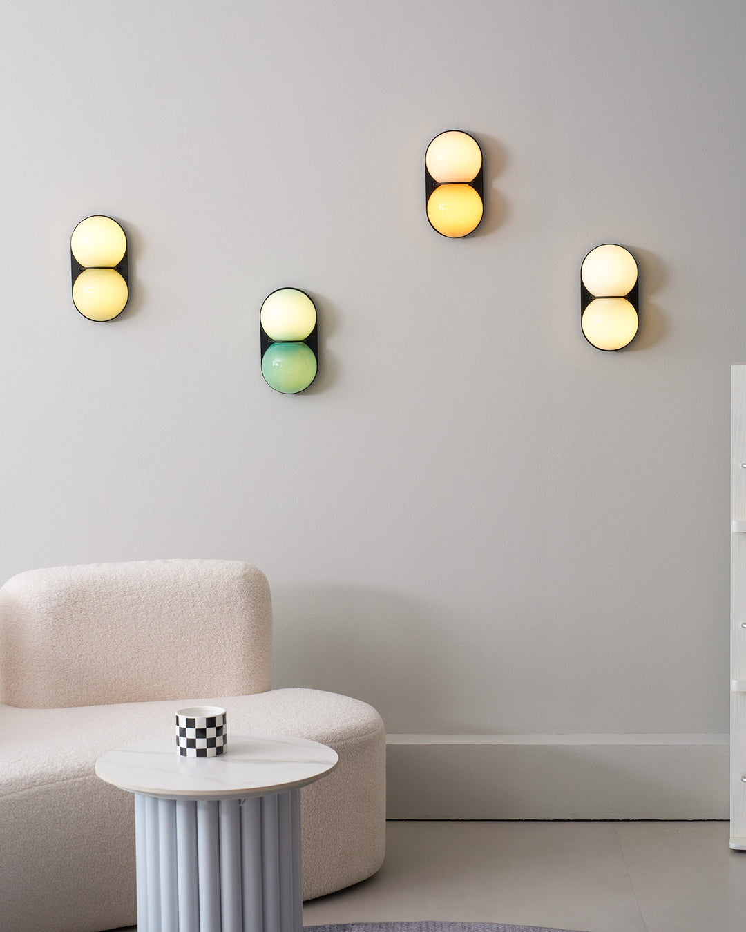 Lampa ścienna z dwoma szklanymi kulami