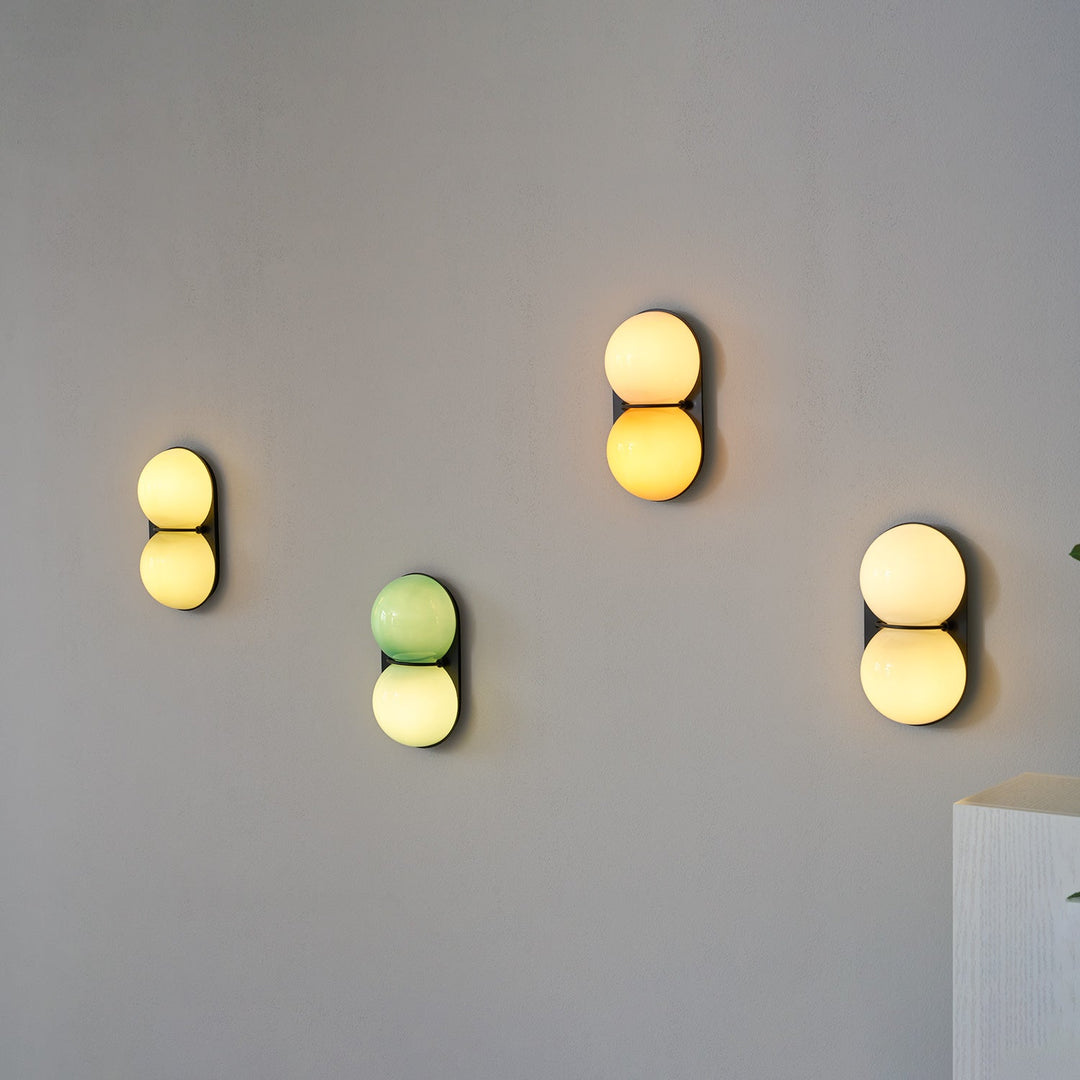 Lampa ścienna z dwoma szklanymi kulami