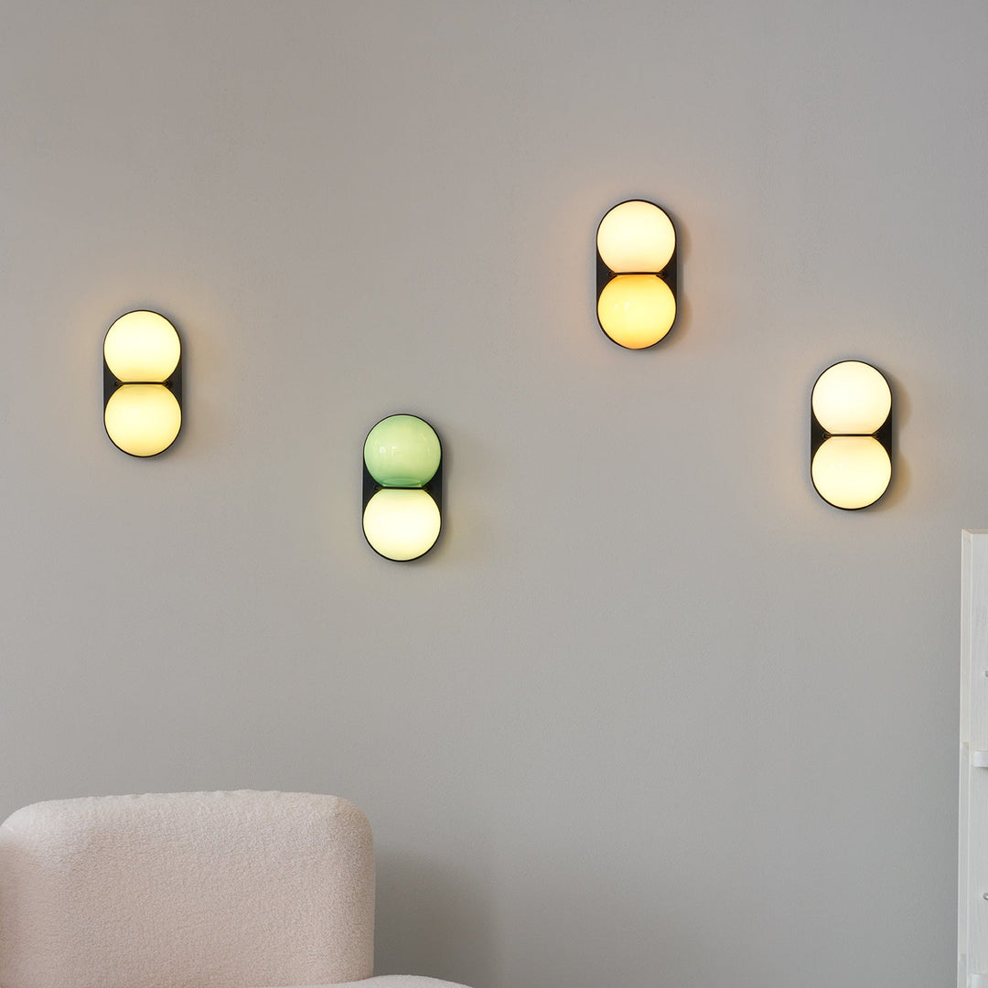 Lampa ścienna z dwoma szklanymi kulami