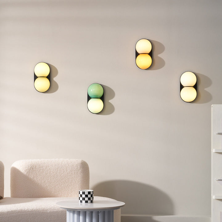 Lampa ścienna z dwoma szklanymi kulami