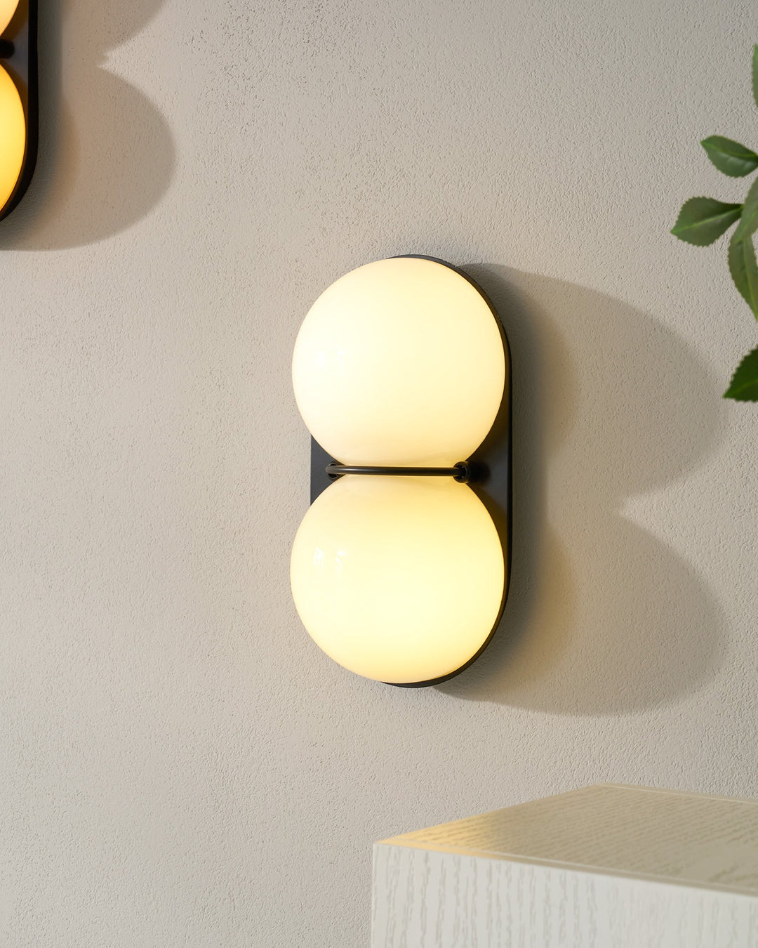 Lampa ścienna z dwoma szklanymi kulami