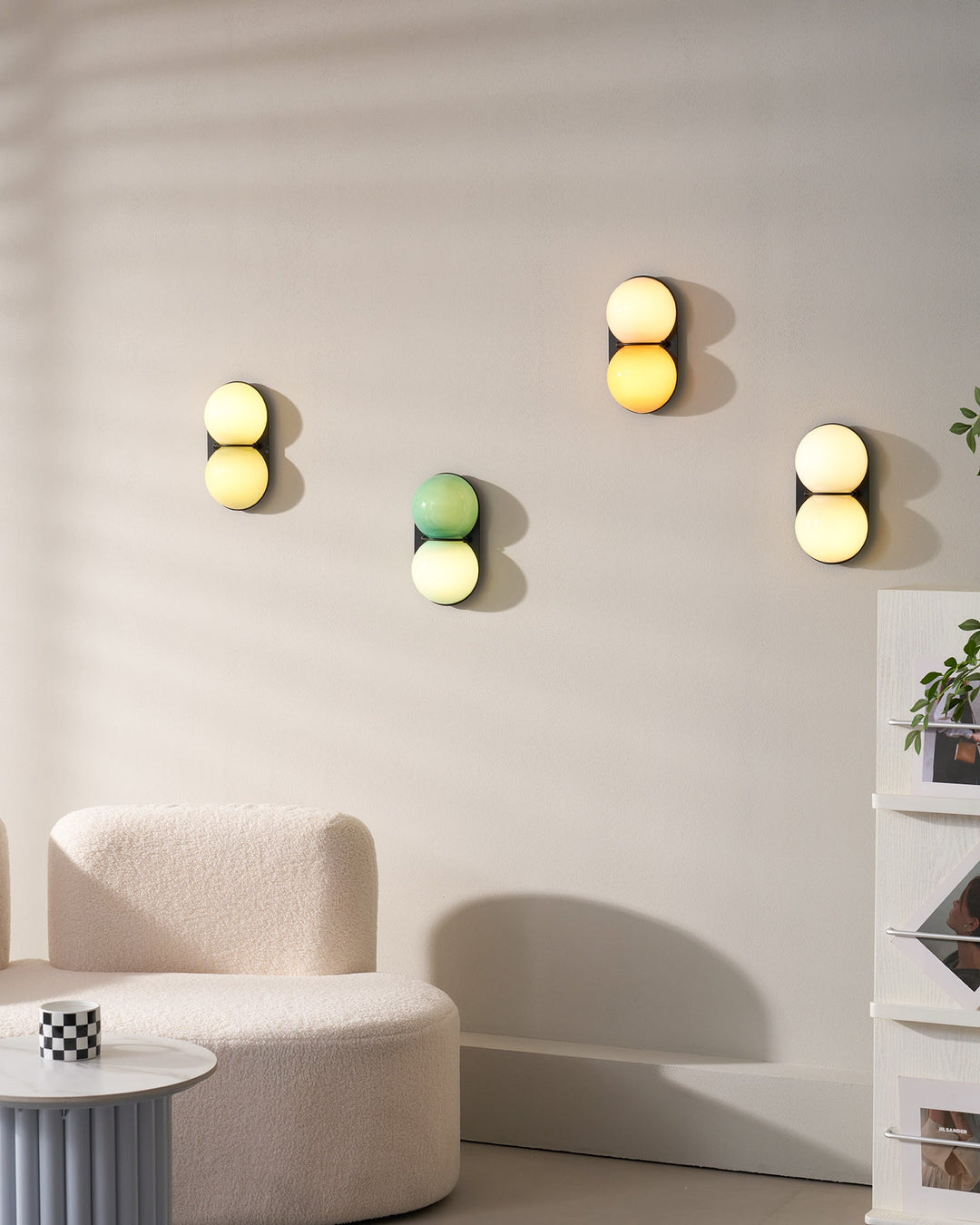 Lampa ścienna z dwoma szklanymi kulami