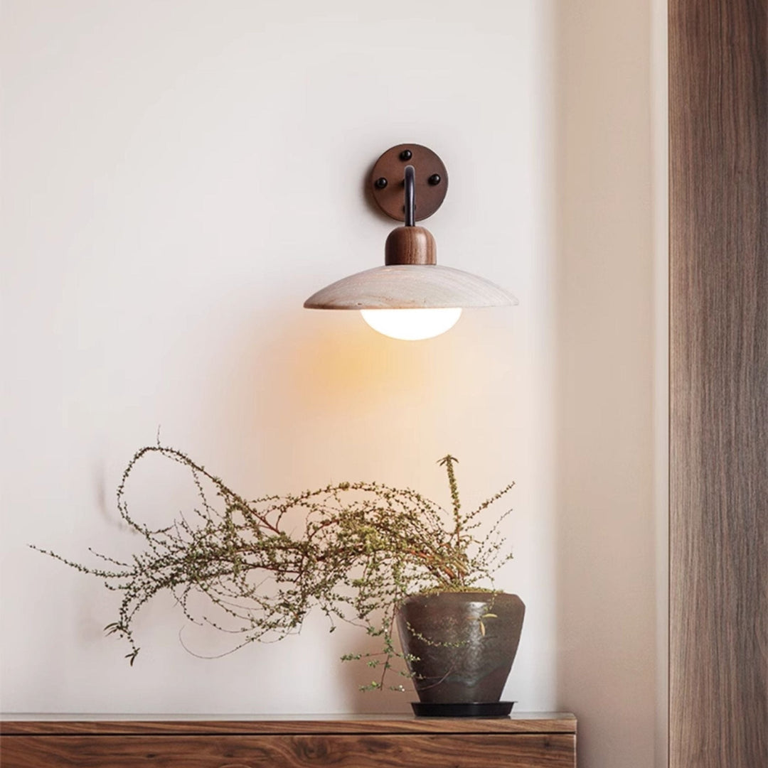 Lampa ścienna z ramieniem w kształcie kopuły