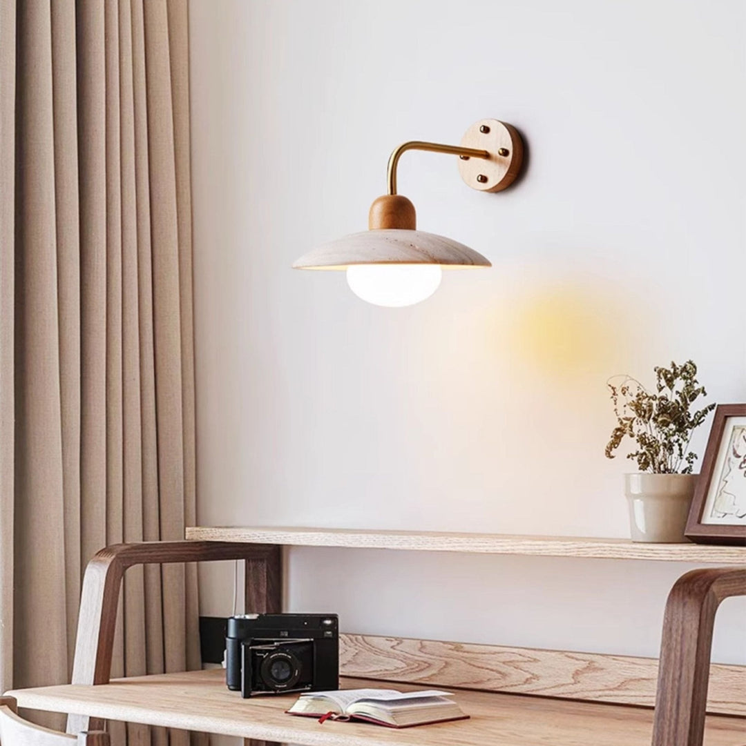 Lampa ścienna z ramieniem w kształcie kopuły