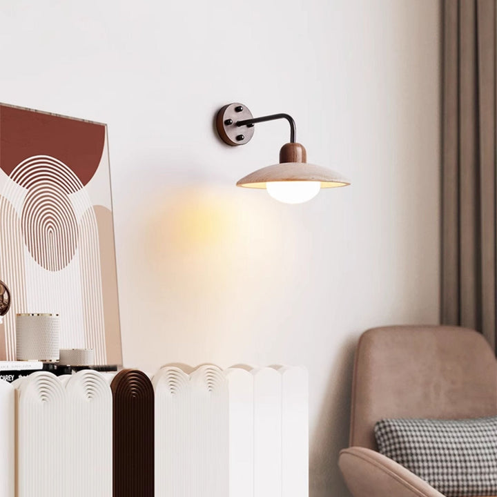Lampa ścienna z ramieniem w kształcie kopuły