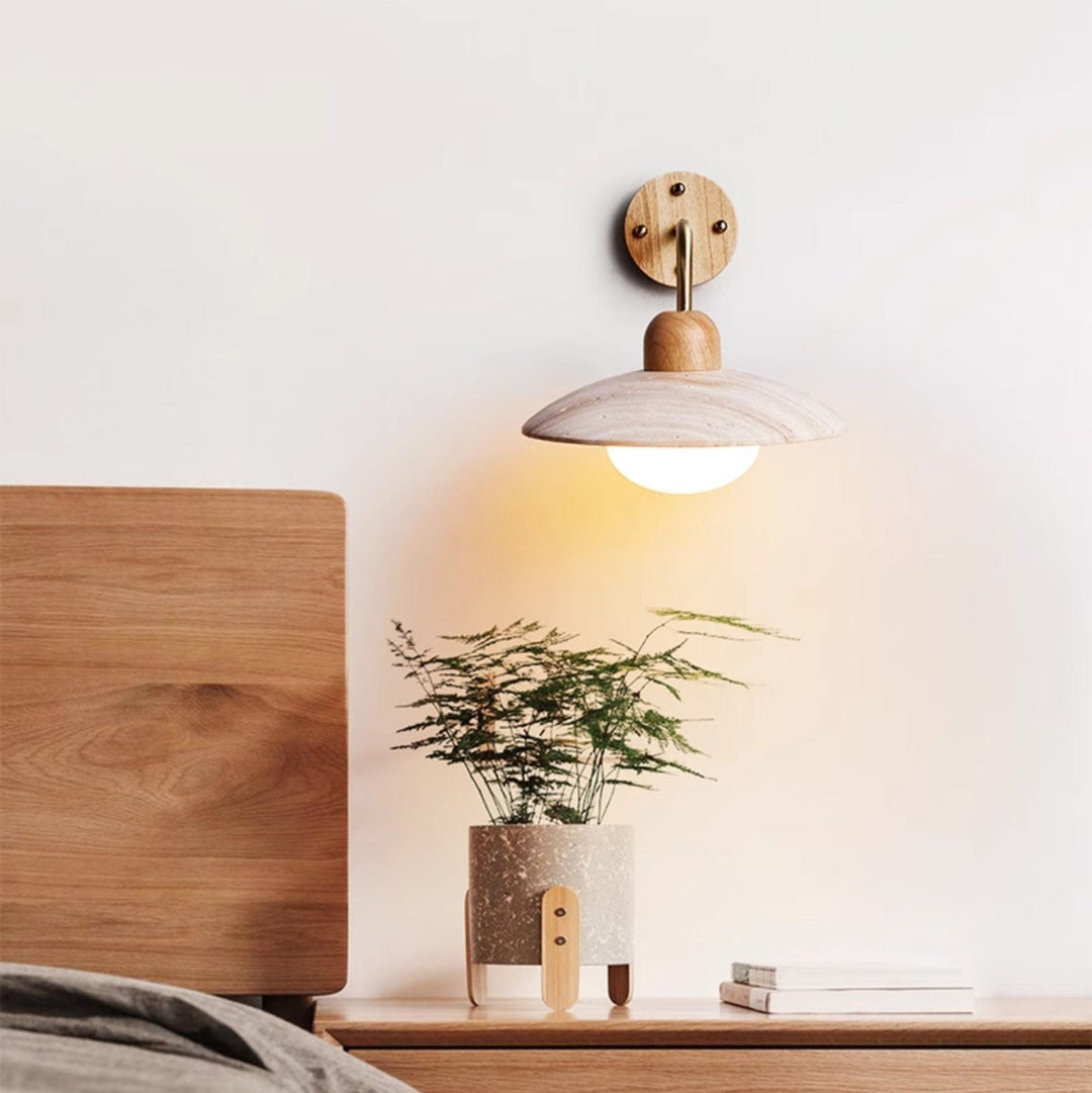 Lampa ścienna z ramieniem w kształcie kopuły