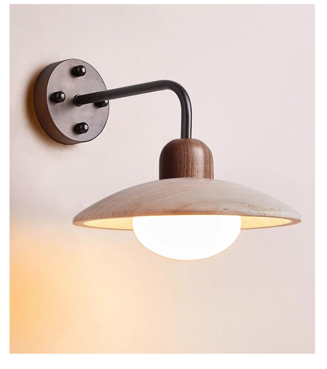 Lampa ścienna z ramieniem w kształcie kopuły