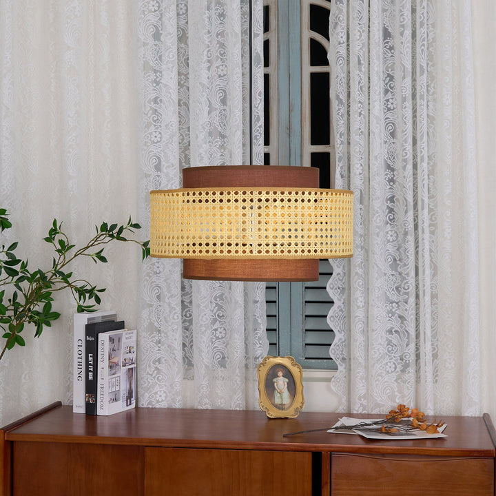 Lampa wisząca z abażurem w kształcie bębna