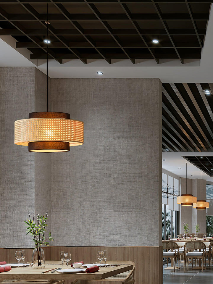 Lampa wisząca z abażurem w kształcie bębna