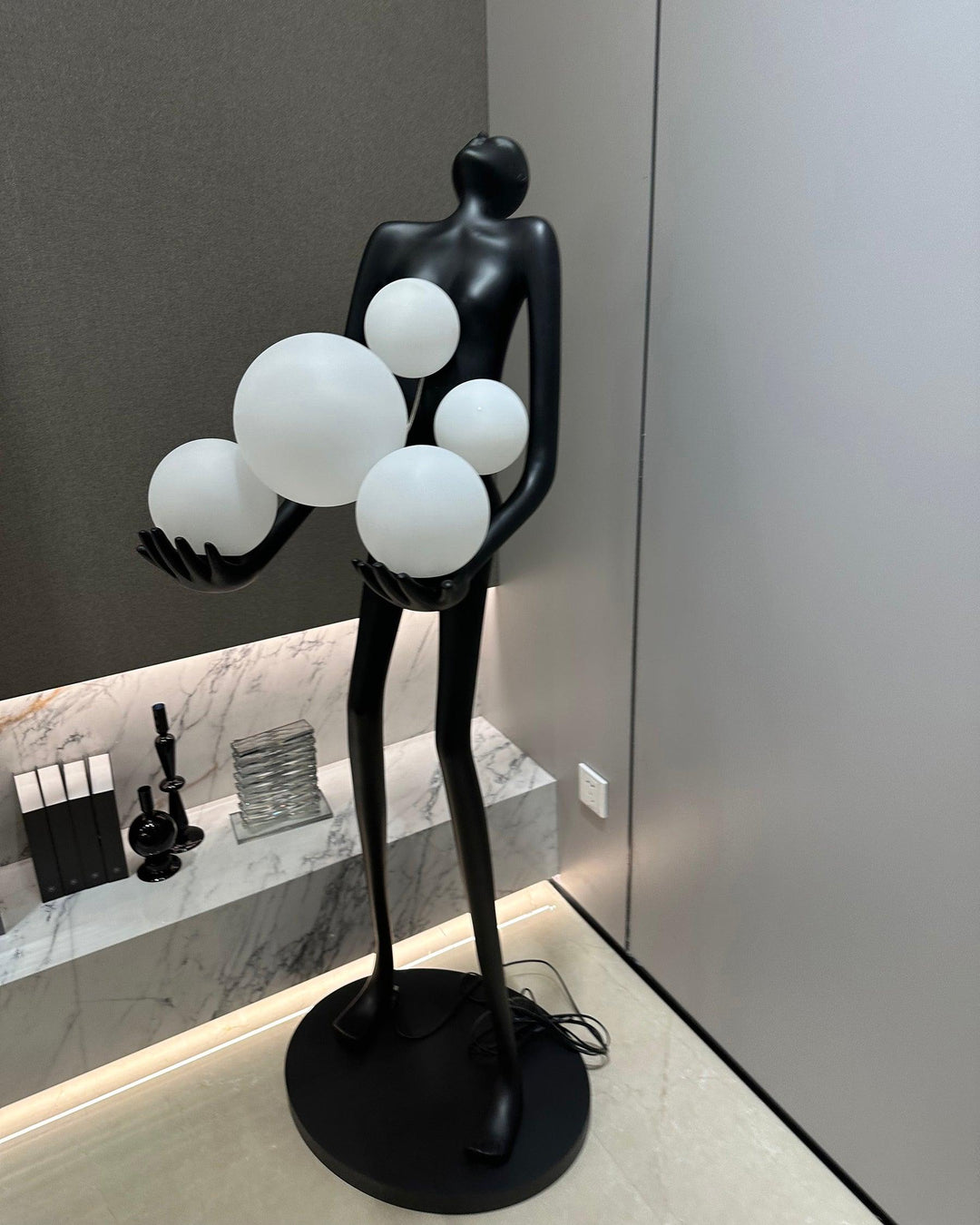 Lampa Podłogowa Rzeźba Embrace