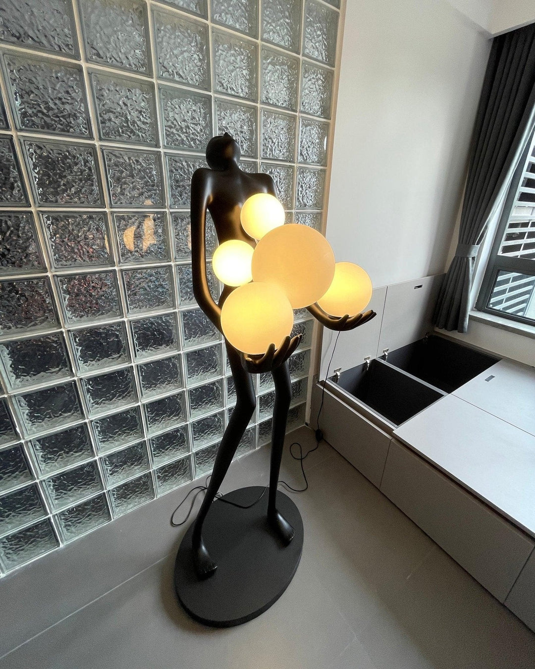 Lampa Podłogowa Rzeźba Embrace