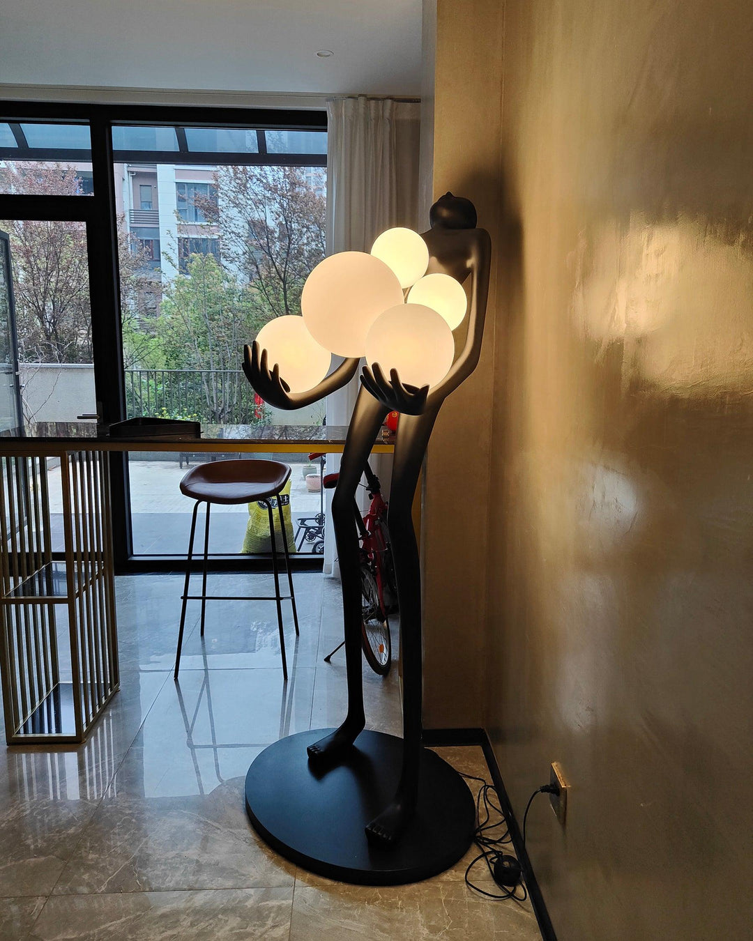 Lampa Podłogowa Rzeźba Embrace