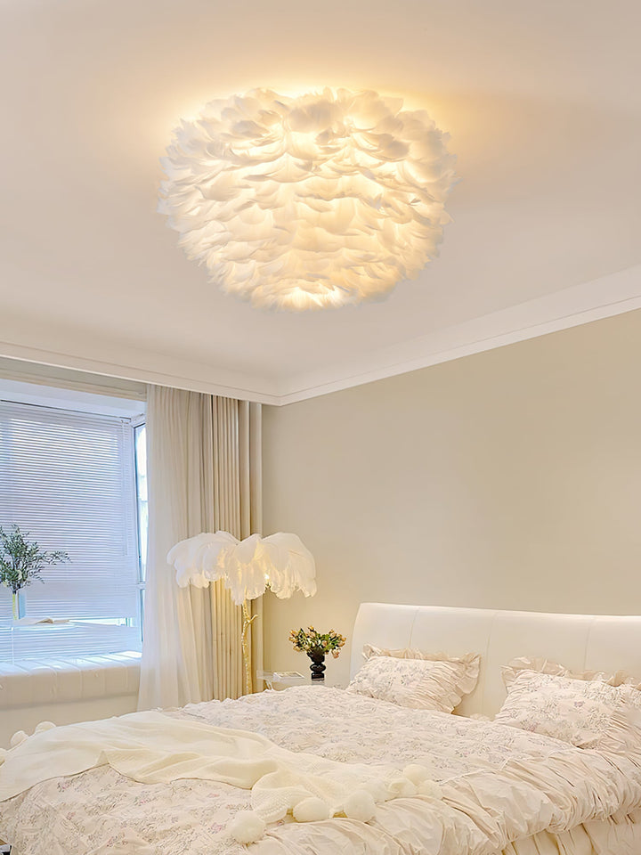 Lampa sufitowa z piórami