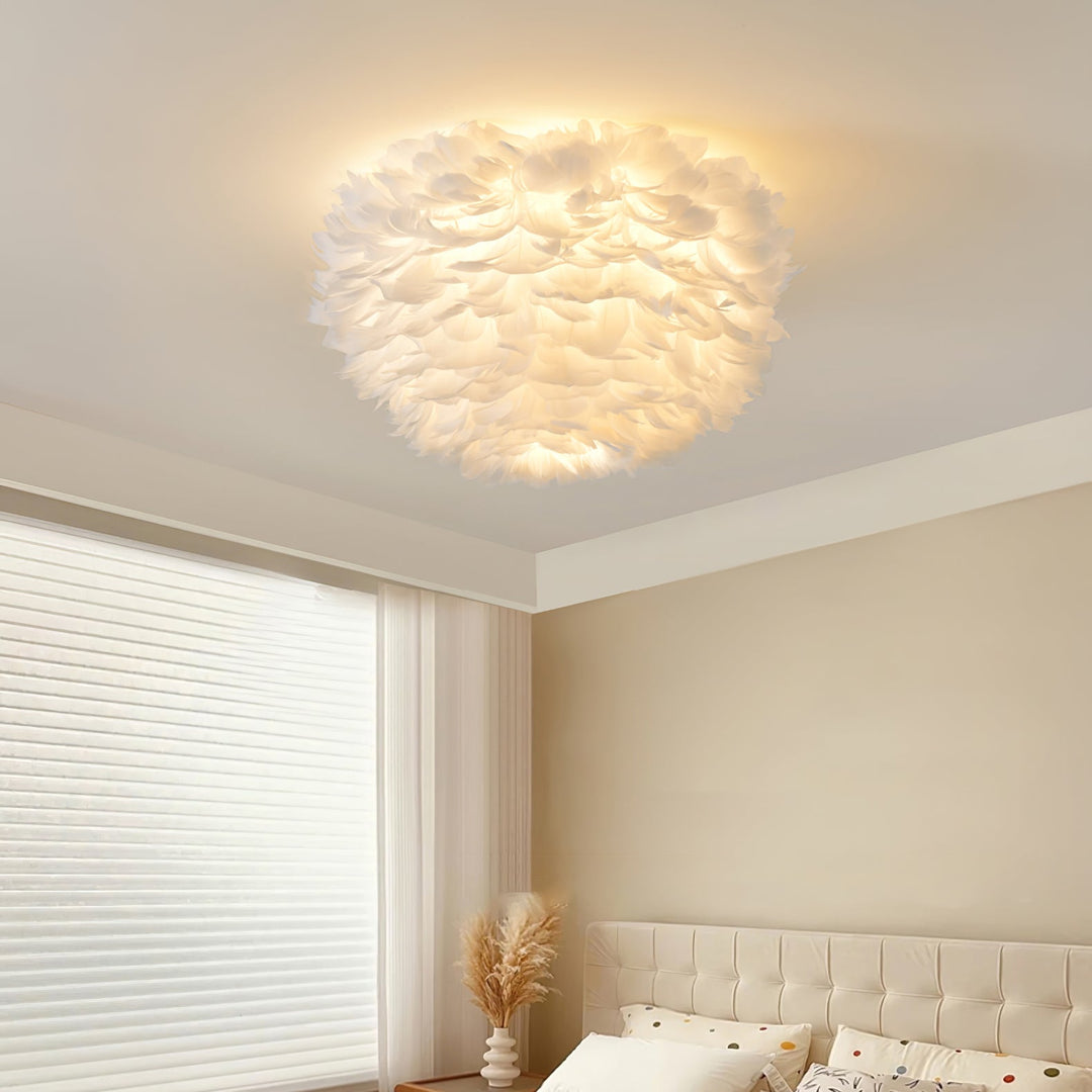 Lampa sufitowa z piórami